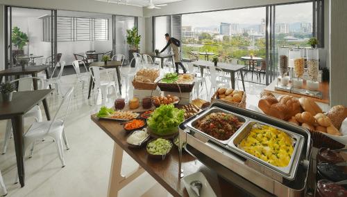 een buffet van eten op een tafel in een restaurant bij TRILLION SUITES by SLG in Kuala Lumpur