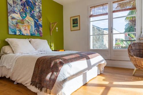 une chambre verte avec un lit et une fenêtre dans l'établissement Belle maison contemporaine avec piscine, à Nantes