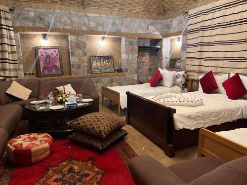 een woonkamer met 2 bedden en een bank bij maison d'hôtes yamine in Beni Mellal