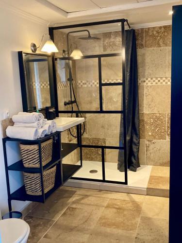 une salle de bain avec douche et lavabo dans l'établissement Les Restanques pressoir 3029, à Grimaud