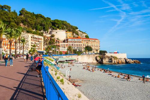 Spacious and bright flat close to the beach : heart of old Nice
