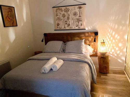 une chambre avec un lit avec deux serviettes dessus dans l'établissement Le Corton - 45m2 - Parking - Jardin - Wifi, à Cassis