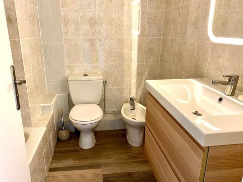 une salle de bain avec toilettes et lavabo dans l'établissement Le Corton - 45m2 - Parking - Jardin - Wifi, à Cassis