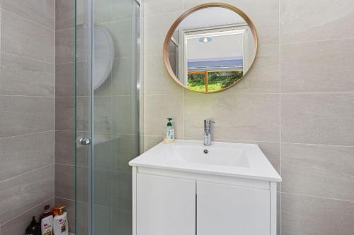 アポロ・ベイにあるApollo Panorama Guesthouseの洗面台と鏡のあるバスルーム