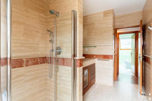 ein Bad mit einer Dusche und einer Glastür in der Unterkunft Holi-Rent Colina Blanca in Camas
