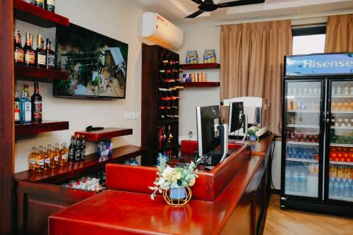 Inoga Luxury Hotel في دودوما: بار في محل مشروبات مع كونتر للمشروبات