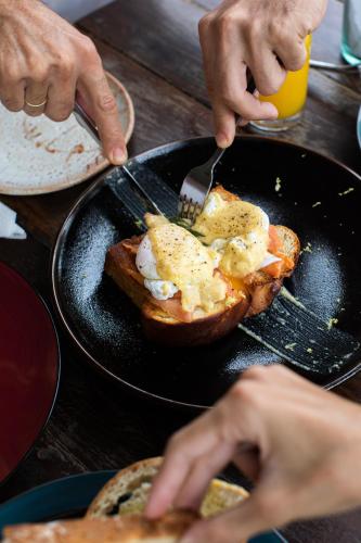 ホテルの敷地内または近くでの食事または食べ物