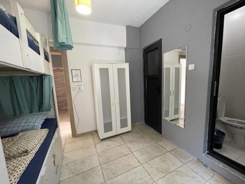 um quarto com casa de banho com WC e lavatório em El Camino Hostel & Pub em Fethiye