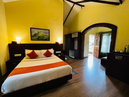 Postel nebo postele na pokoji v ubytování Indeevara Luxury Resort and Spa, Wayanad