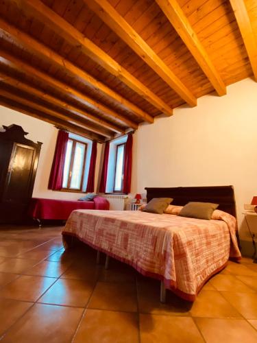 a bedroom with a bed in a room with wooden ceilings at Tenuta Le Sorgive Agriturismo in Solferino