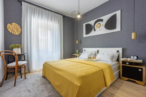 ein Schlafzimmer mit einem gelben Bett und einem Stuhl in der Unterkunft DIANA in Crikvenica