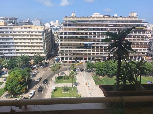 a view of a city with a large building at Joli appartement avec vue. Dakar Plateau. Lumineux et fleurie in Dakar