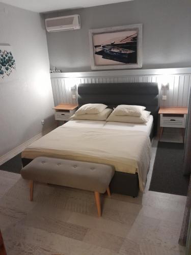 sypialnia z dużym łóżkiem i 2 szafkami nocnymi w obiekcie Old House - Ferienhaus w mieście Selce