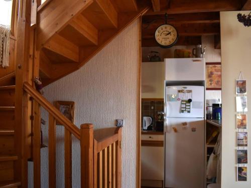 une cuisine avec un réfrigérateur blanc et un escalier dans l'établissement Chalet 4 Faces, 3 Chambres, Terrasse, Garage - Font-Romeu - FR-1-580-40, à Font-Romeu-Odeillo-Via