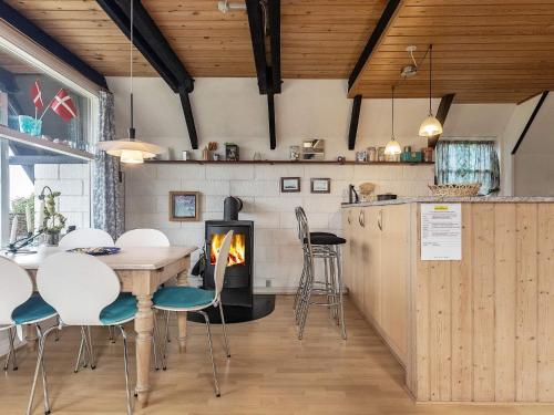 Kuchyň nebo kuchyňský kout v ubytování 6 person holiday home in Bogense