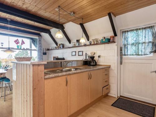 eine Küche mit einer Spüle und einer Arbeitsplatte in der Unterkunft 6 person holiday home in Bogense in Bogense