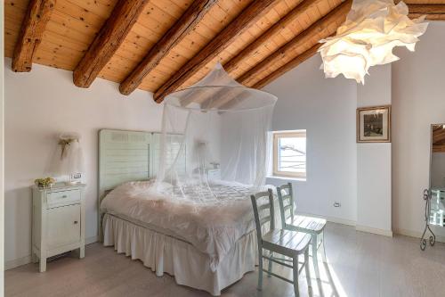 Tempat tidur dalam kamar di Dori’s Home , romantico loft
