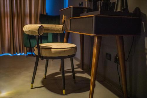 a desk and two bar stools in a room at Pensiunea Casa Buna in Gîrbova