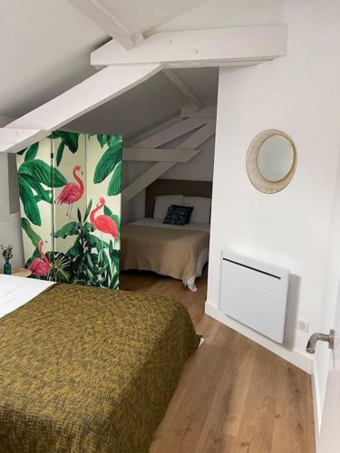 - une chambre avec un lit et un mur orné de flamants roses dans l'établissement Belle Maison Basque 12 Personnes, à Urrugne