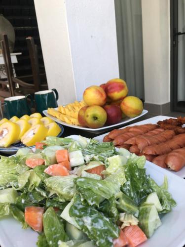 dos platos de comida en una mesa con frutas y hortalizas en Coto Island Beach Village Homestay, en Dao Co To