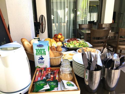 Una mesa con un buffet de comida encima en Coto Island Beach Village Homestay, en Dao Co To