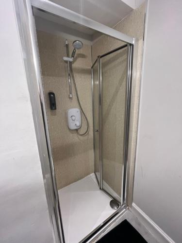 łazienka z prysznicem z głowicą prysznicową w obiekcie Park View Rooms w Edynburgu