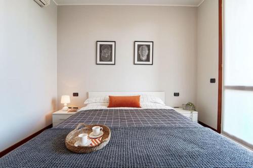 Un dormitorio con una cama con dos patos. en Incantevole appartamento a Gaggiano sul Naviglio!, en Gaggiano