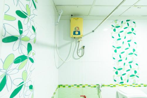 Boonchai Mansion في هات ياي: حمام به خرطوم مياه ملتصق بالجدار