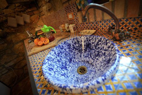 een blauwe glazen wastafel in de badkamer bij La zagara e l'arancio in Caltanissetta