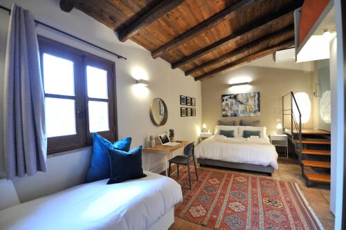 1 Schlafzimmer mit 2 Betten, einem Schreibtisch und einem Fenster in der Unterkunft La zagara e l'arancio in Caltanissetta