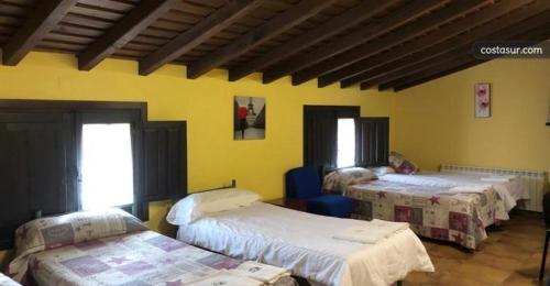a room with three beds in a room at La Majada in Ciudad-Rodrigo