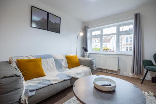 a living room with a couch and a table at Bristol Short Stays Redland Free Parking! in Bristol