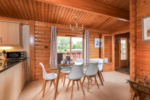 a kitchen and dining room with a table and chairs at South Winchester Lodges in Winchester