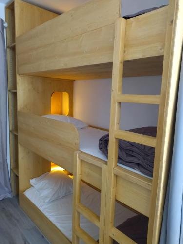 quelques lits superposés dans une chambre dans l'établissement Appart terrasse Superdevoluy, à Saint-Étienne-en-Dévoluy