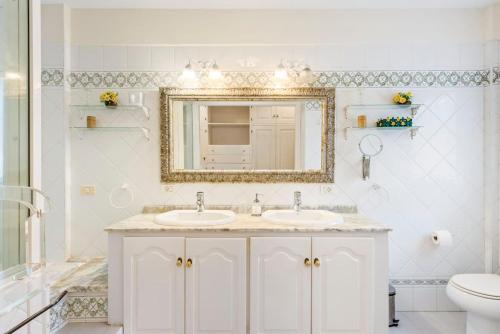 拉克魯斯的住宿－Villa Artigar, garden, swimming pool and bbq.，白色的浴室设有两个盥洗盆和镜子