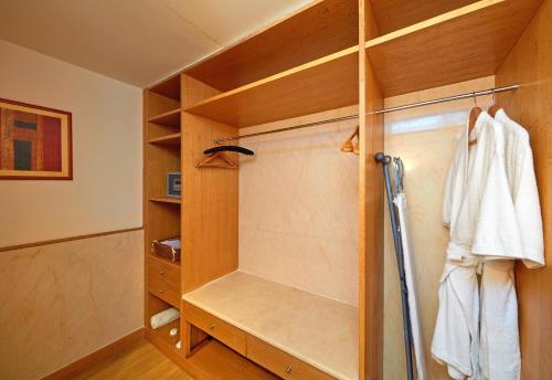 清奈的住宿－欽奈OMR麗亭酒店，一间带步入式淋浴间和步入式衣柜的浴室