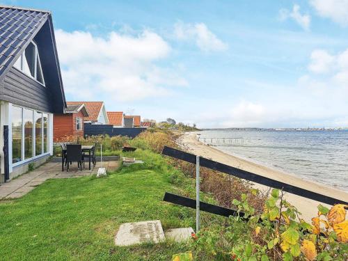 ミゼルファートにある4 person holiday home in Middelfartの海とビーチの景色を望む家