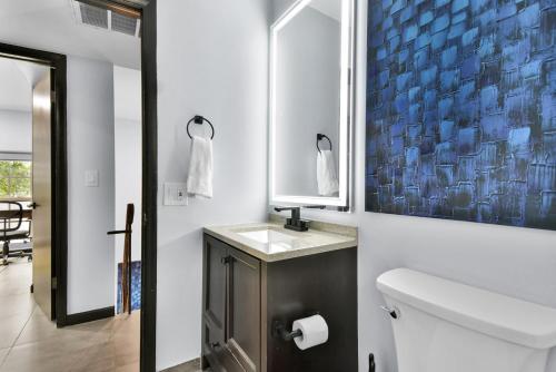 een badkamer met een wit toilet en een wastafel bij Wilton Manors Villas - Florida Furnished Living in Fort Lauderdale