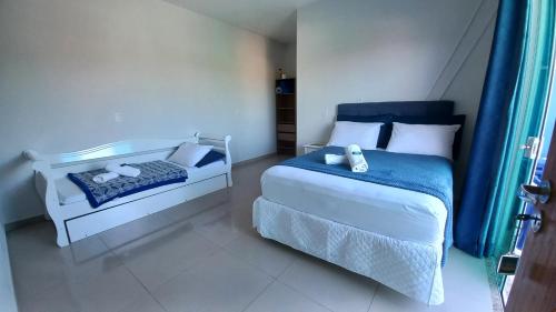 1 dormitorio con 2 camas en azul y blanco en Pousada Miguel Penha Sc en Penha