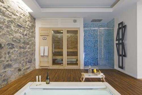 baño con bañera y pared de piedra en Villa Glamour - Homelike Villas, en Ossuccio