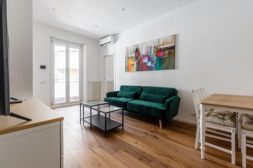 salon z zieloną kanapą i stołem w obiekcie La Dolce Vita - Luxury Stylish Flat in Trastevere 60sqm w Rzymie