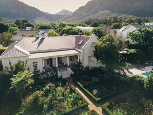 z góry widok na dom z ogrodem w obiekcie Les Chambres Guest House w mieście Franschhoek