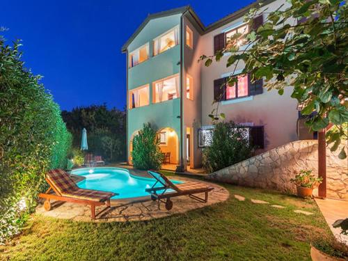 Zdjęcie z galerii obiektu Amazing apartment Green Paradise with pool and whirpool near the beach w mieście Vinkuran