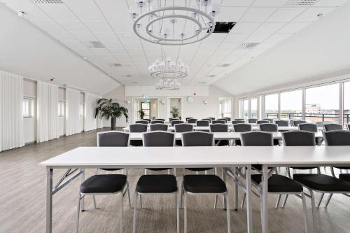 una sala conferenze con un grande tavolo bianco e sedie di Best Western Plus Västerviks Stadshotell a Västervik