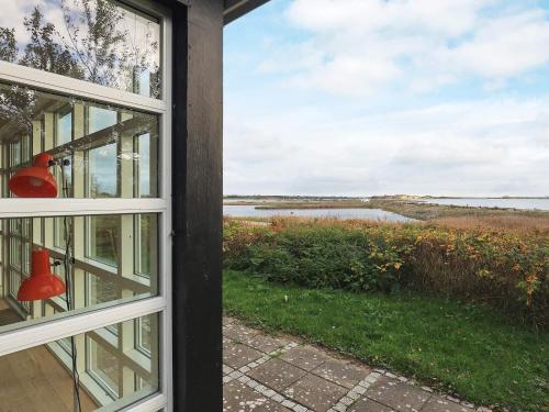 Martofteにある4 person holiday home in Martofteの水の見える家の窓