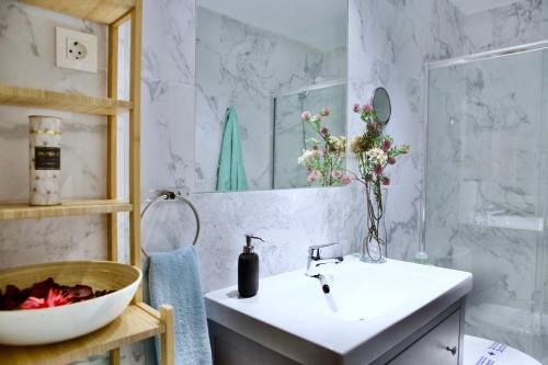 y baño con lavabo y espejo. en Exclusive Apartment in Historic Center, en Madrid