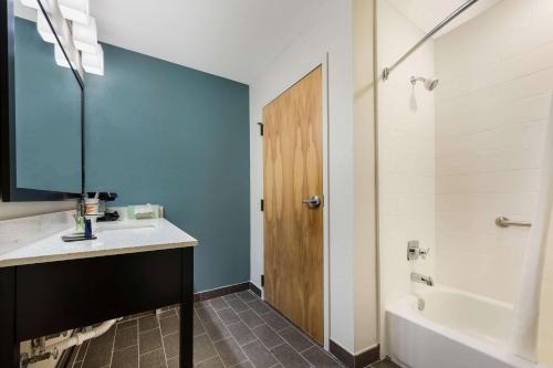 La salle de bains est pourvue d'un lavabo, d'une baignoire et de toilettes. dans l'établissement Sleep Inn & Suites Cullman I-65 exit 310, à Cullman