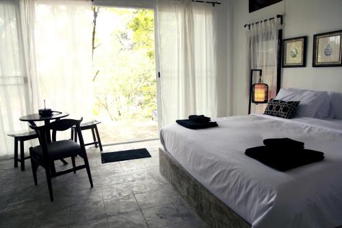 Ένα ή περισσότερα κρεβάτια σε δωμάτιο στο Barefoot Project formerly Baan Klong Kleng