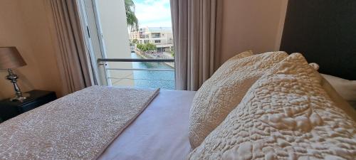 Llit o llits en una habitació de V&A Waterfront Marina Family Apartment 201 Altmore Cape Town