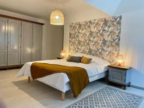 sypialnia z dużym łóżkiem i ścianą w obiekcie Grande Villa de 8 chambres avec Balnéothérapie- Vill'Acacia w mieście Bray-Dunes